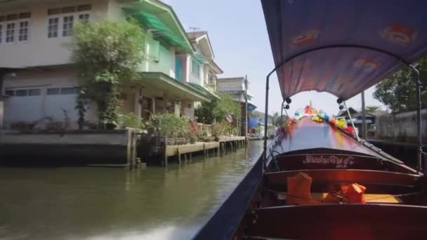 Low Angle バンコク郊外を流れる濁った水の上を木製水上タクシーが走る — ストック動画