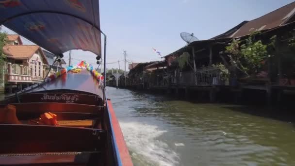 Låg Angle Longtail Båt Hastigheter Genom Kanal Förorenad Flod Solig — Stockvideo