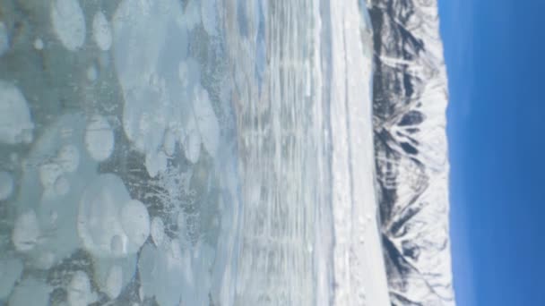 Вертикал Закрытие Dof Сильные Порывы Ветра Дуют Над Живописным Замерзшим — стоковое видео