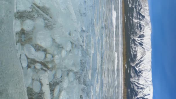Vertical Close Dof Křišťálově Čisté Jezero Abraham Obklopeno Krásnými Zasněženými — Stock video