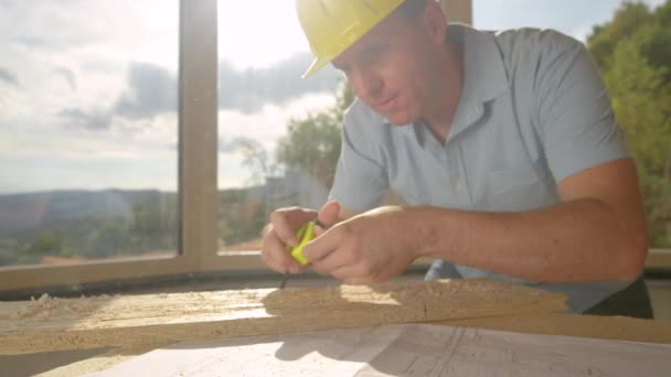 Slow Motion Close Lens Flare Carpenter Working Construction Site Carefully — стокове відео