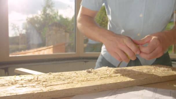 Slow Motion Lens Flare Close Unrecognizable Contractor Measures Plywood Board — стокове відео