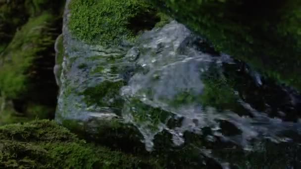 Слоу Мийон Вертикал Заключитель Сверкающая Прозрачная Речная Вода Плывет Скалам — стоковое видео