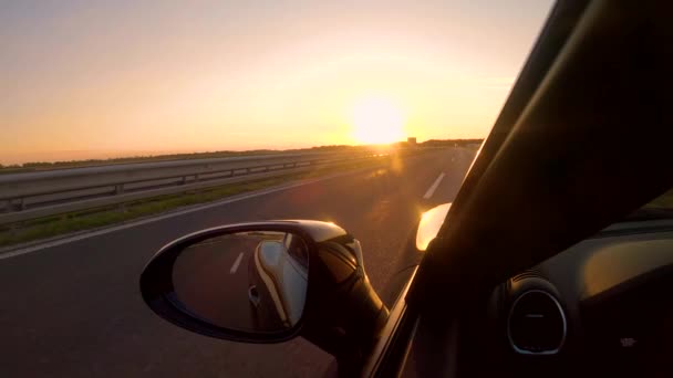 在田园诗般的金色日出时分沿着高速公路开车 — 图库视频影像