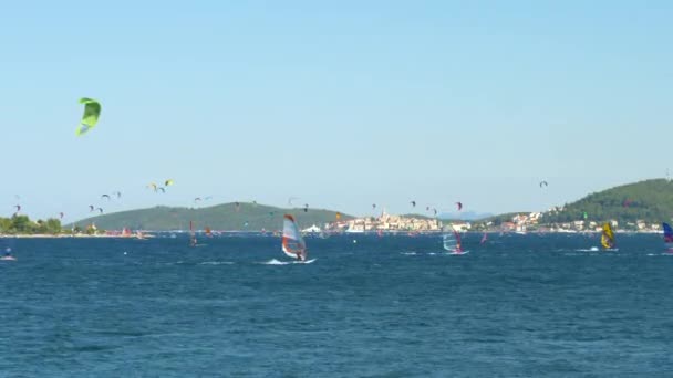 Peljesac Croatia July 2020 在阳光灿烂的夏日 冲浪者们在佩耶萨克半岛和科尔库拉老城之间穿梭 达尔马提亚市中心的游客风帆冲浪和风筝冲浪 — 图库视频影像