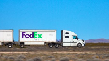 UTAH, BİRLİK AMERİKA, Mart 2019: Engin Utah Çölü 'nü geçen eyaletler arası otoban boyunca FedEx kamyonu hızlanıyor. Teslimat servisi yarı karavan kamyonu çorak araziyi geçiyor..