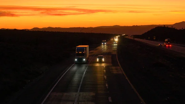 Drone Commuters Truckers Drive Famous Mojave Freeway Scenic Twilight Picturesque — Stock Photo, Image