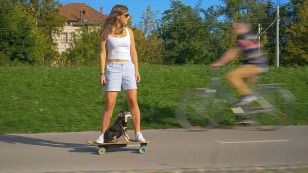 Mulher Millennial Alegre Seu Cão Sênior Adorável Montam Skate Elétrico — Fotografia de Stock