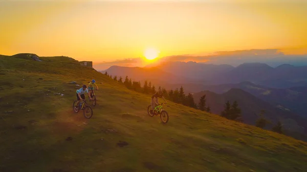 이무성 언덕을 질주하며 질주하는 크로스컨트리 자전거 선수에게 아름다운 이비치고 여름날 스톡 사진
