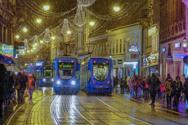 Zagreb Croatia December 2018 Close 游客和当地人喜欢在冬季游览风景如画的欧洲城市 在一个田园诗般的冬夜 街上有车驶过萨格勒布的街道 免版税图库照片