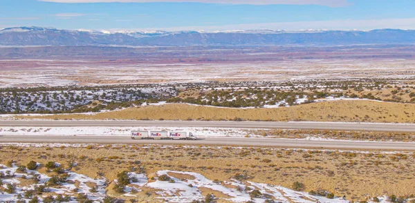 Utah Estados Unidos América Marzo 2019 Drone Volando Largo Camión Imagen De Stock