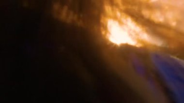 Kadınların uzun dalgalı saçlarında hafif bir yaz rüzgarı esiyor. Muhteşem altın ışıkla aydınlatılmış güzel, genç bir esmerin arka manzarası batan yaz güneşine doğru yürüyor.