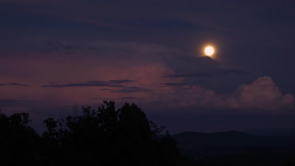 具有戏剧性的夜晚天空 满月和暴风雨的云彩在乡间翻滚 雷电在巨大的积雨云中闪烁 有月光和即将来临的夏季暴雨的不安定气氛 — 图库视频影像