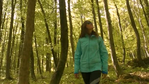 Zamknij Sportowa Kobieta Lubi Przechadzać Się Bujnym Wiosennym Lesie Słoneczny — Wideo stockowe