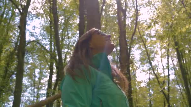 Close Захоплюючий Погляд Усміхненої Молодої Леді Весняно Зелені Дерева Вражають — стокове відео