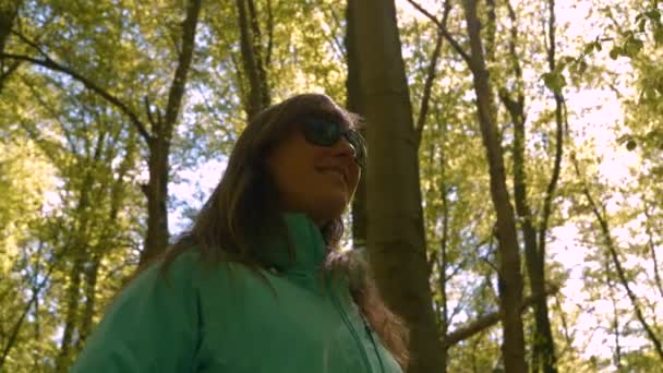 Chiusura Felice Signora Nella Foresta Primaverile Guardando Vibrante Fogliame Faggio — Video Stock