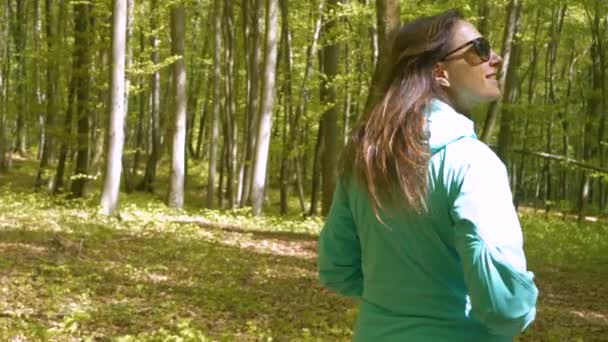 Zamknij Uśmiechnięta Młoda Kobieta Relaksującym Spacerze Bukowym Lesie Cudowny Słoneczny — Wideo stockowe