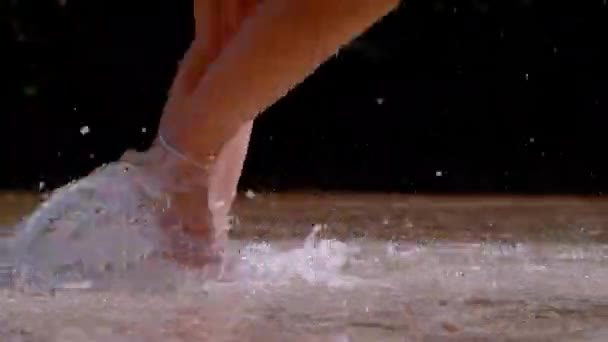 Jovem Mulher Descalça Andando Rio Montanha Rasa Gotas Água Salpicam — Vídeo de Stock