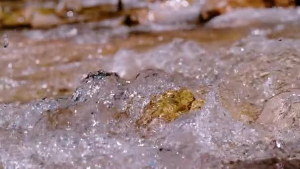 Woda Źródlana Dzikiej Górskiej Rzeki Lśniącej Słońcu Wodę Gazową Płynącą — Wideo stockowe