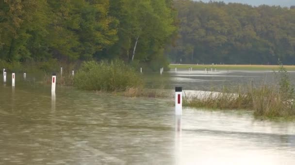 Estrada Asfalto Submersa Sob Água Inundação Lamacenta Intransitável Para Tráfego — Vídeo de Stock