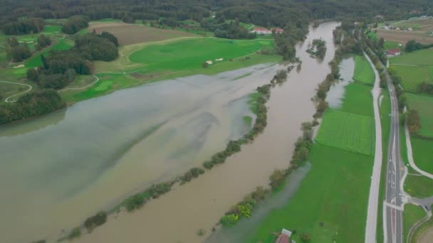 大幅增加河岸附近的河流水位 淹没农田 秋天的暴雨过后 浑浊的洪水漫过河岸 覆盖了草原 田野和森林 — 图库视频影像