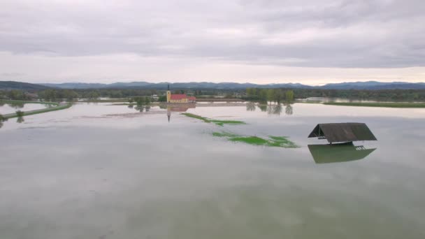 Aerial Dorfkirche Inmitten Eines Großen Überschwemmungsgebietes Nach Heftigen Regenfällen Überflutete — Stockvideo
