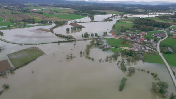 Aerial Flächendeckende Überflutung Von Ackerland Nachdem Ein Ansteigender Fluss Über — Stockvideo