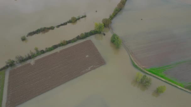 Aerial Grunty Rolne Pod Błotnistą Wodą Powodziową Obfitych Jesiennych Opadach — Wideo stockowe