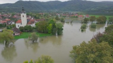 Kırsal kesimdeki güzel köy çamurlu sel sularıyla çevrili. Nehir taşkınları, sonbahar mevsiminde bol yağmur yağdıktan sonra kırsal alandaki konut binalarına tehlikeli bir şekilde yaklaştı..