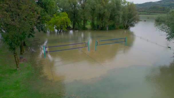 Aérial Terrain Volley Ball Dans Parc Bord Rivière Est Inondé — Video