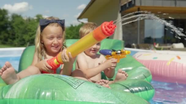 Close Nettes Mädchen Und Junge Haben Spaß Schwimmbad Einem Sonnigen — Stockvideo