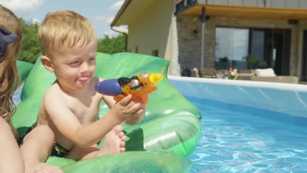 Fechar Sorrindo Menino Bonito Brincando Com Arma Água Piscina Jardim — Vídeo de Stock