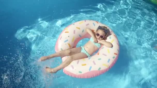 Вперед Усміхнена Дівчинка Плавучому Пончику Розбризкує Воду Ногами Охолодження Басейні — стокове відео