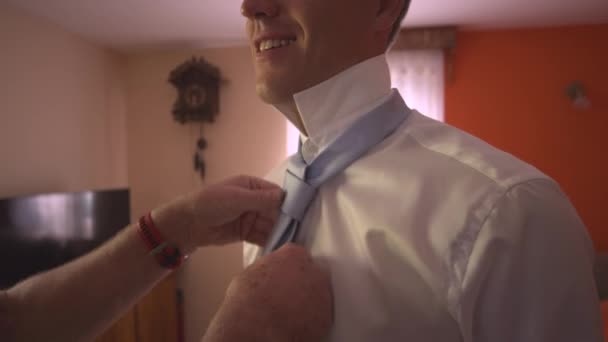 Fermer Habillant Pour Mariage Les Mains Père Aident Marié Avec — Video