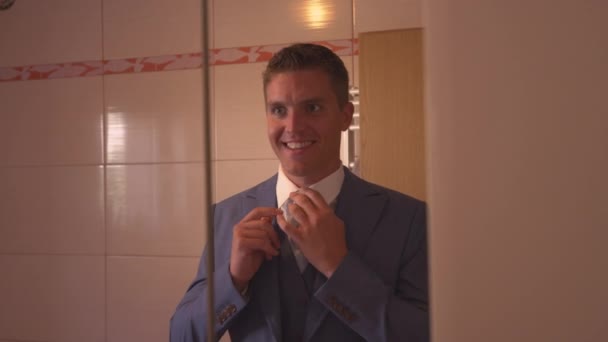 Close Der Gut Aussehende Bräutigam Spiegelreflexkleidung Passt Seinen Hochzeitsanzug Macht — Stockvideo