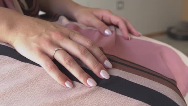 Prachtig Gemanicuurde Bruid Handen Met Verlovingsring Rust Haar Schoot Grote — Stockvideo