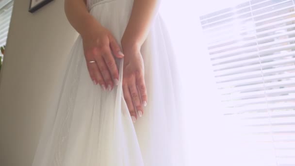 新娘的手 订婚戒指和漂亮的白色婚纱在窗边等新郎 — 图库视频影像