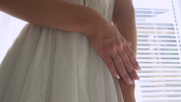 Fechar Momento Sincero Com Bela Noiva Esperando Pela Janela Para — Vídeo de Stock
