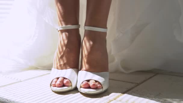 Zarif Gelin Gelinliğini Düşürür Güzel Gelinlik Ayakkabılarını Kapatır Geleneksel Beyaz — Stok video
