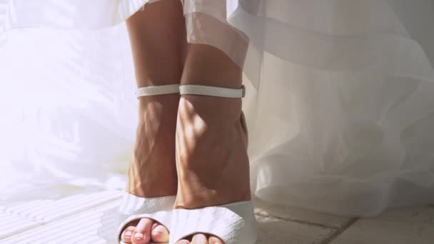 Fechar Vista Dos Sapatos Noiva Branca Bonita Mãos Descansando Seu — Vídeo de Stock