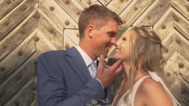 Fechar Amantes Recém Casados Compartilhando Beijo Romântico Frente Grandes Portões — Vídeo de Stock