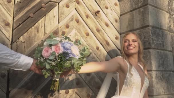 Close Smiling Bride Looks Her Groom While Pose Bridal Bouquet — Stock Video