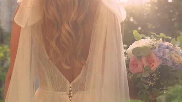 Lens Figyelmeztetés Zárás Vissza Kilátás Menyasszony Csokor Séta Felé Napfény — Stock videók