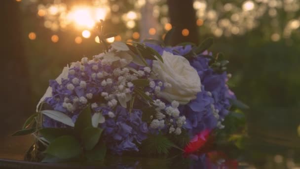 Lens Flare Lindo Buquê Mesa Casamento Com Rosas Brancas Hortensias — Vídeo de Stock