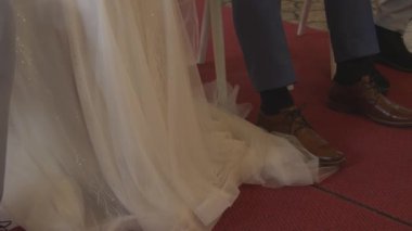 Geleneksel kilise töreninden önce biraz gergin gelin ve damat. Yeni evlilerin düğün günlerinde beklentileri çok yüksektir. Ayin resmi olarak başlamadan önce kilisede oturuyorlar..