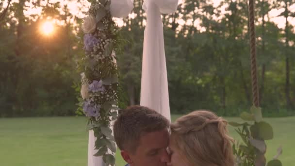 Lens Flare Uzavřit Romantický Okamžik Mezi Šťastnými Novomanžely Sedícími Houpačce — Stock video