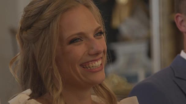 Uzavřete Portrait Mladí Novomanželé Usmívají Během Svatebního Obřadu Kostele Pohled — Stock video