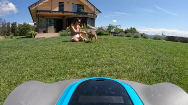 Kadın Bahçede Güneşlenirken Çim Biçme Makinesiyle Çarpıştı Genç Bir Kadın — Stok video