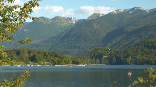 Ludzie Turyści Odwiedzają Malownicze Jezioro Orzeźwienie Upalne Letnie Dni Piękne — Wideo stockowe