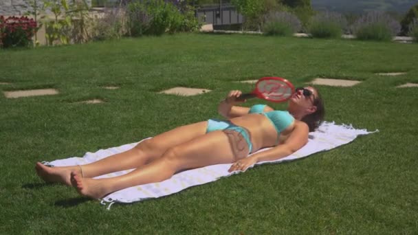 Fechar Linda Senhora Tenta Desfrutar Banho Sol Quando Insetos Começam — Vídeo de Stock